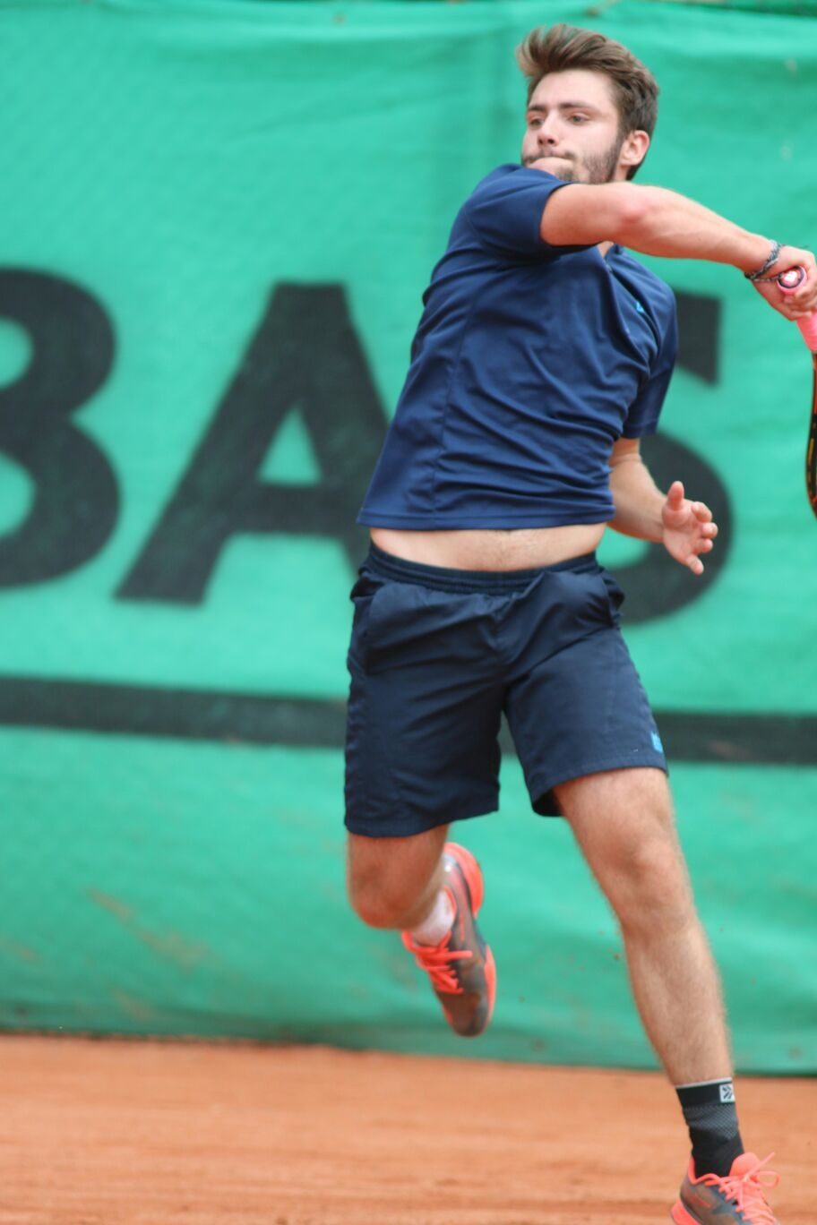 Joueur sur court en terre battue